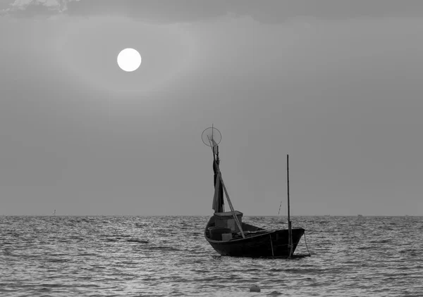 白と黒の美しい夕日と漁船 — ストック写真