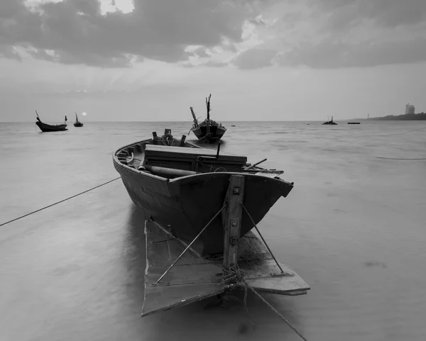 O barco de pesca com um belo pôr do sol em preto e branco — Fotografia de Stock