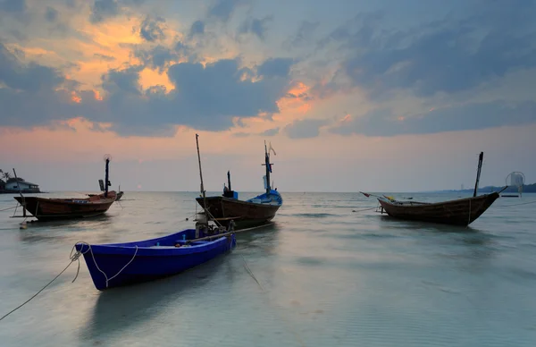 La barca da pesca con un bel tramonto, Thailandia — Foto Stock