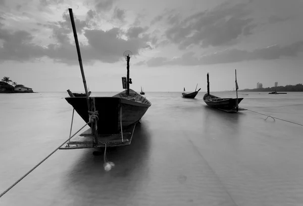 La barca da pesca con un bel tramonto in bianco e nero — Foto Stock