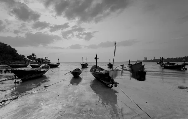 O barco de pesca com um belo pôr do sol em preto e branco, Tha — Fotografia de Stock