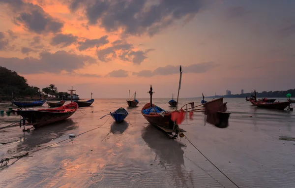 O barco de pesca com um belo pôr do sol, Tailândia — Fotografia de Stock