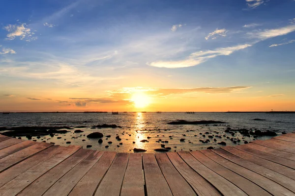 Boş ahşap köprü ve bulut gökyüzü arka plan