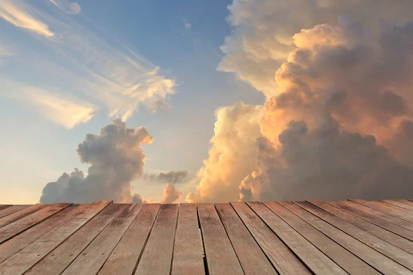Пустой деревянный мост и облачный фон неба — стоковое фото