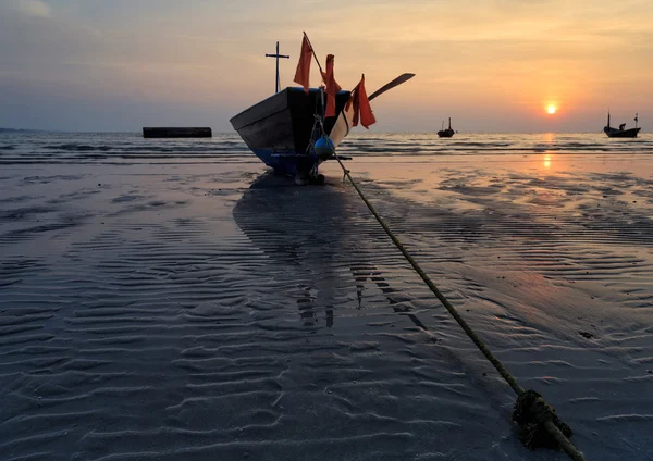 Das am Sandstrand feststeckende Fischerboot, Thailand — Stockfoto