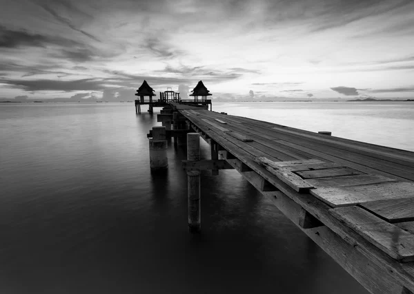 美しい日の出と海に架かる長い橋 — ストック写真