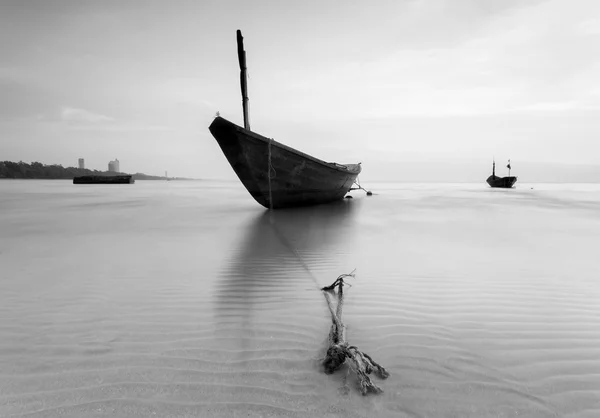 La barca da pesca in bianco e nero a Kon Ao Beach, Rayong — Foto Stock