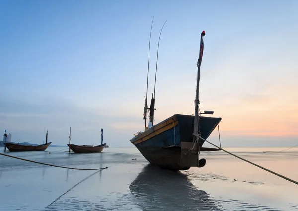 O barco de pesca em Kon Ao Beach, Rayong, Tailândia — Fotografia de Stock