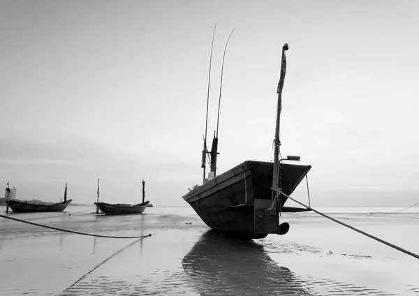 La barca da pesca in bianco e nero a Kon Ao Beach, Rayong — Foto Stock