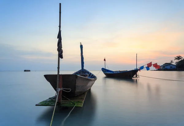 A fishing csónak Ao strandon Kon, Rayong, Thaiföld — Stock Fotó