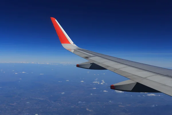 Крило літака, що летить над хмарами — стокове фото