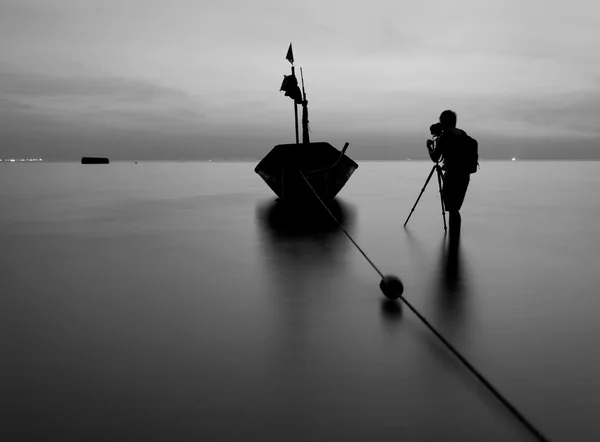 Fotoğrafçı bir balıkçı teknesi siyah bir fotoğraf alıyor ve wh — Stok fotoğraf