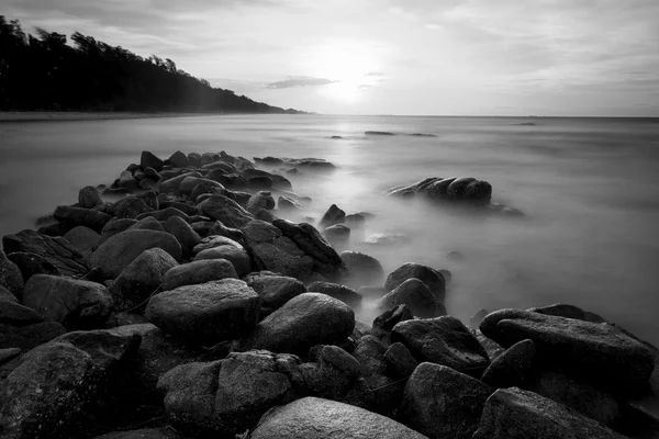 Hermosa puesta de sol en la playa de piedra en blanco y negro —  Fotos de Stock