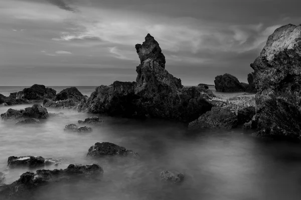 Прекрасний захід сонця на кам'яному пляжі в чорно-білому — стокове фото