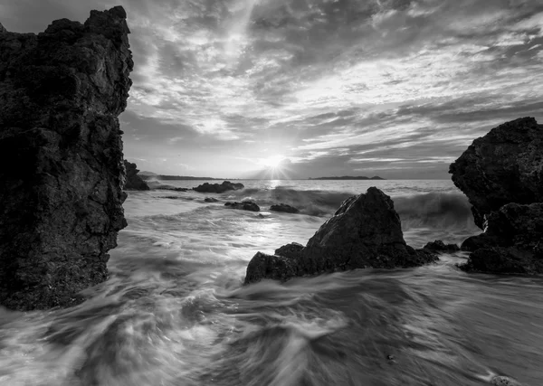Hermosa puesta de sol en la playa de piedra en blanco y negro —  Fotos de Stock
