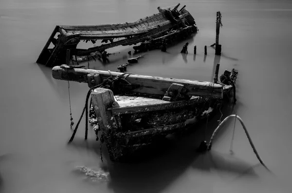 La nave distrutta in bianco e nero — Foto Stock