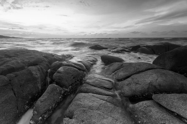 Прекрасний захід сонця на кам'яному пляжі в чорно-білому — стокове фото