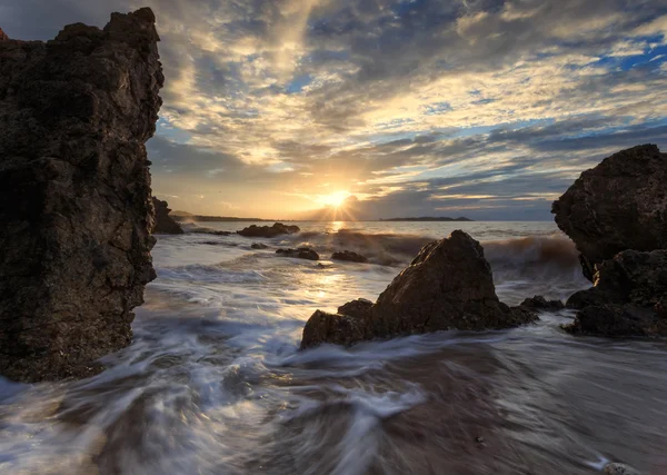 Taş sahilde güzel gün batımı