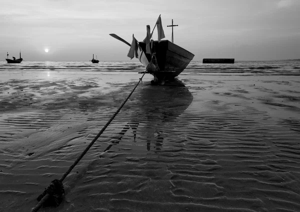 Il peschereccio bloccato sulla spiaggia di sabbia in bianco e nero, Thailandese — Foto Stock