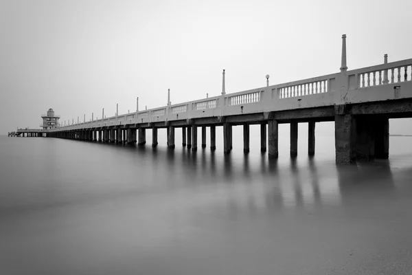 Den långa betongbro över havet i svart och vitt, Thail — Stockfoto