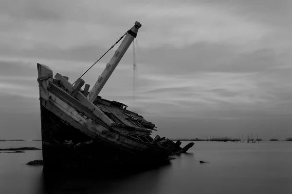 O navio naufragado em preto e branco, Tailândia — Fotografia de Stock