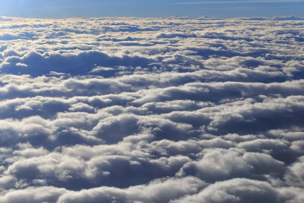 Nuvole. vista dal finestrino di un aereo che vola sopra il clo — Foto Stock