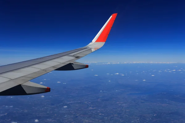 Asa de um avião voando acima das nuvens — Fotografia de Stock