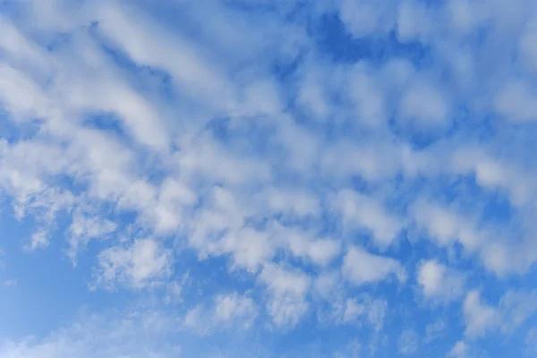 Sfondo cielo blu con nuvole bianche — Foto Stock