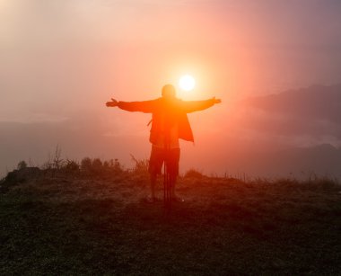 Dağlarda gündoğumu sırasında turizm