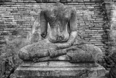 Eski başsız kırık Buda heykeli Ayutthaya Tayland siyah at