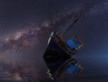 Yıldızlı gece açıkça Samanyolu ile altında harap gemi