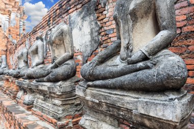 Eski başsız kırık Buda heykeli Ayutthaya Tayland at