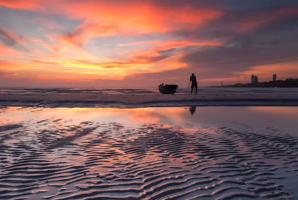 摄影师拍摄日落期间在海滩船 — 图库照片