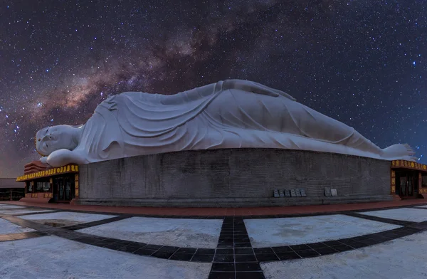 Beyaz yatan Buda altında açıkça sütlü w ile yıldızlı gece