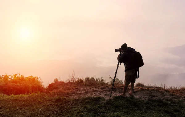 Fotógrafo da natureza tirando fotos nas montanhas — Fotografia de Stock