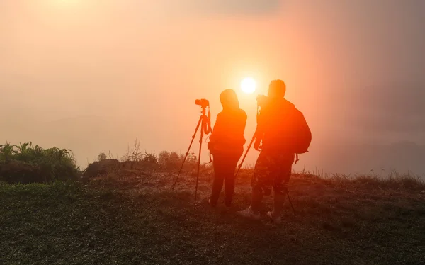 doğa fotoğrafçısı dağlarda fotoğraf çekmek