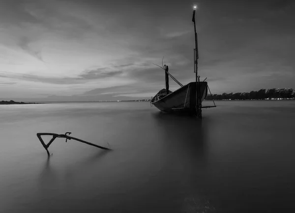 Balıkçı teknesi sahilde günbatımı siyah beyaz sırasında
