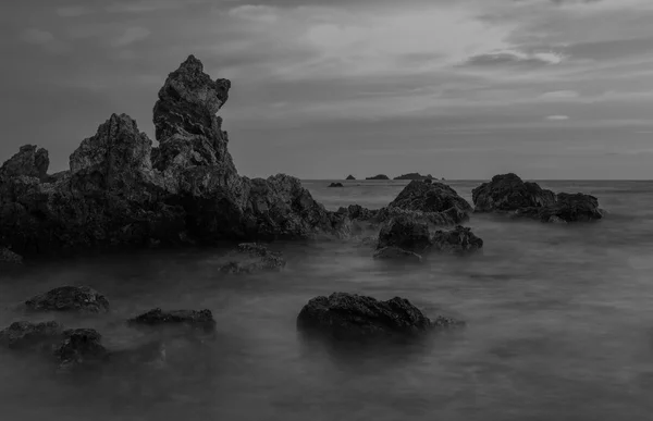 Larga exposición del paisaje marino en blanco y negro, Tailandia —  Fotos de Stock