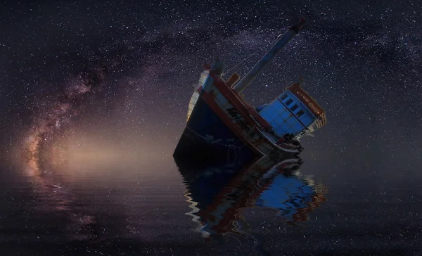 El barco naufragado bajo la noche estrellada con la vía claramente lechosa — Foto de Stock