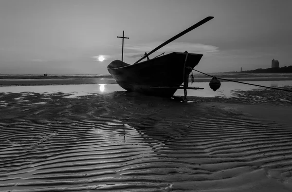 Риболовецьке судно на пляжі під час заходу сонця у чорно-білому, Тайська — стокове фото