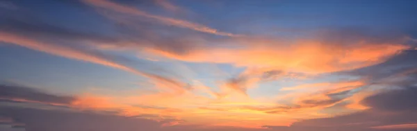 Естественная фоновая панорама неба золотого цвета — стоковое фото