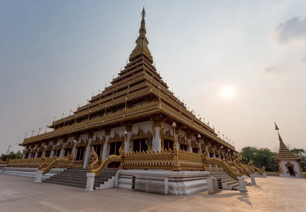 Un hermoso templo en el lago Kaen Nakhon en Khon Kaen, Tailandia — Foto de Stock