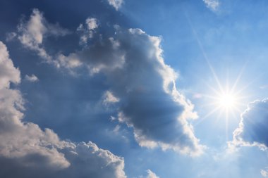 Mavi gökyüzü ve güneş