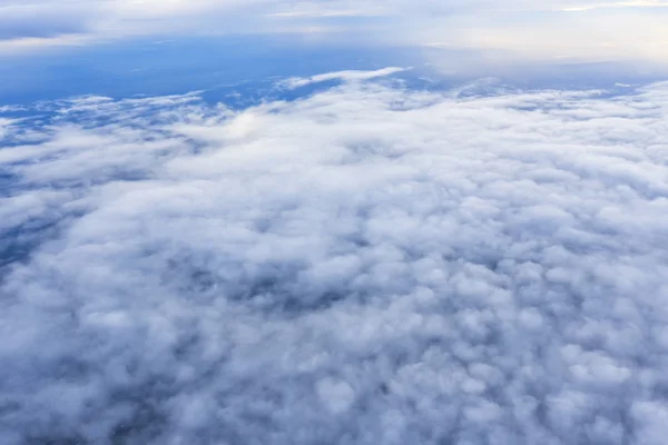 Cielo blu e nube Vista dall'alto dalla finestra dell'aeroplano — Foto Stock