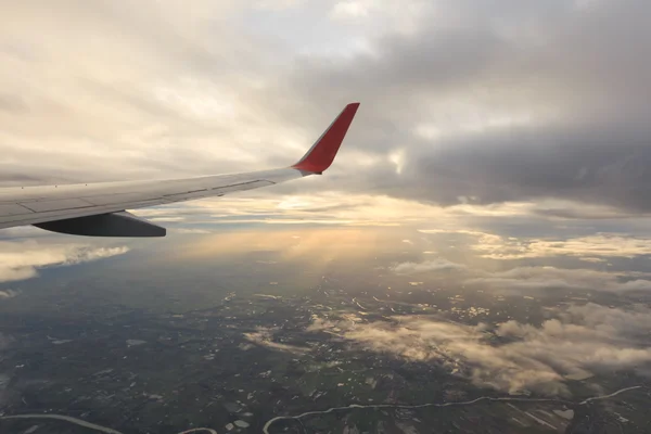 Asa de um avião voando acima das nuvens — Fotografia de Stock