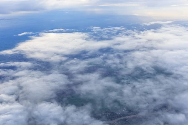 Cielo blu e nube Vista dall'alto dalla finestra dell'aeroplano — Foto Stock