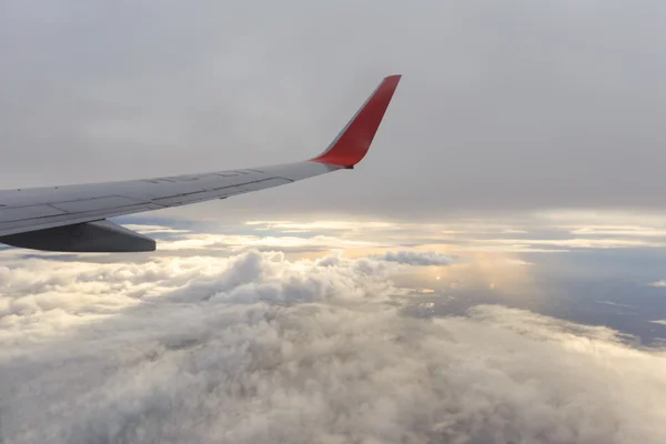 Bulutların üzerinde uçan bir uçağın kanadı — Stok fotoğraf