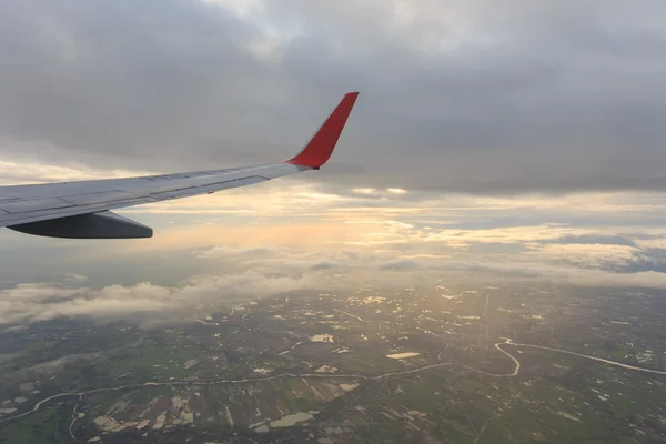 Asa de um avião voando acima das nuvens — Fotografia de Stock