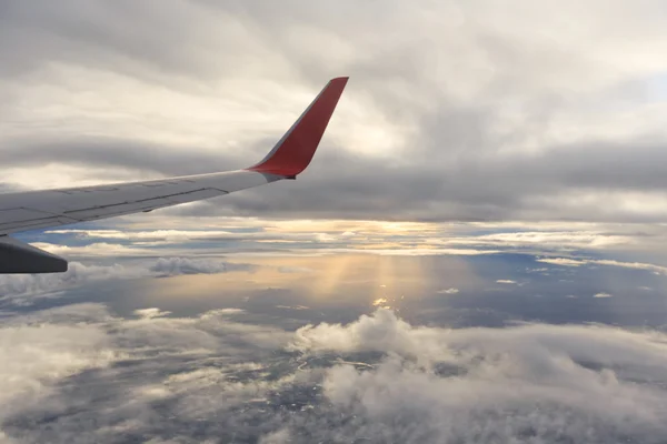 Ala di un aereo che vola sopra le nuvole — Foto Stock