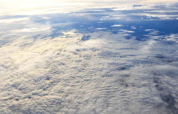 Cielo e nube Vista dall'alto dalla finestra dell'aereo — Foto Stock